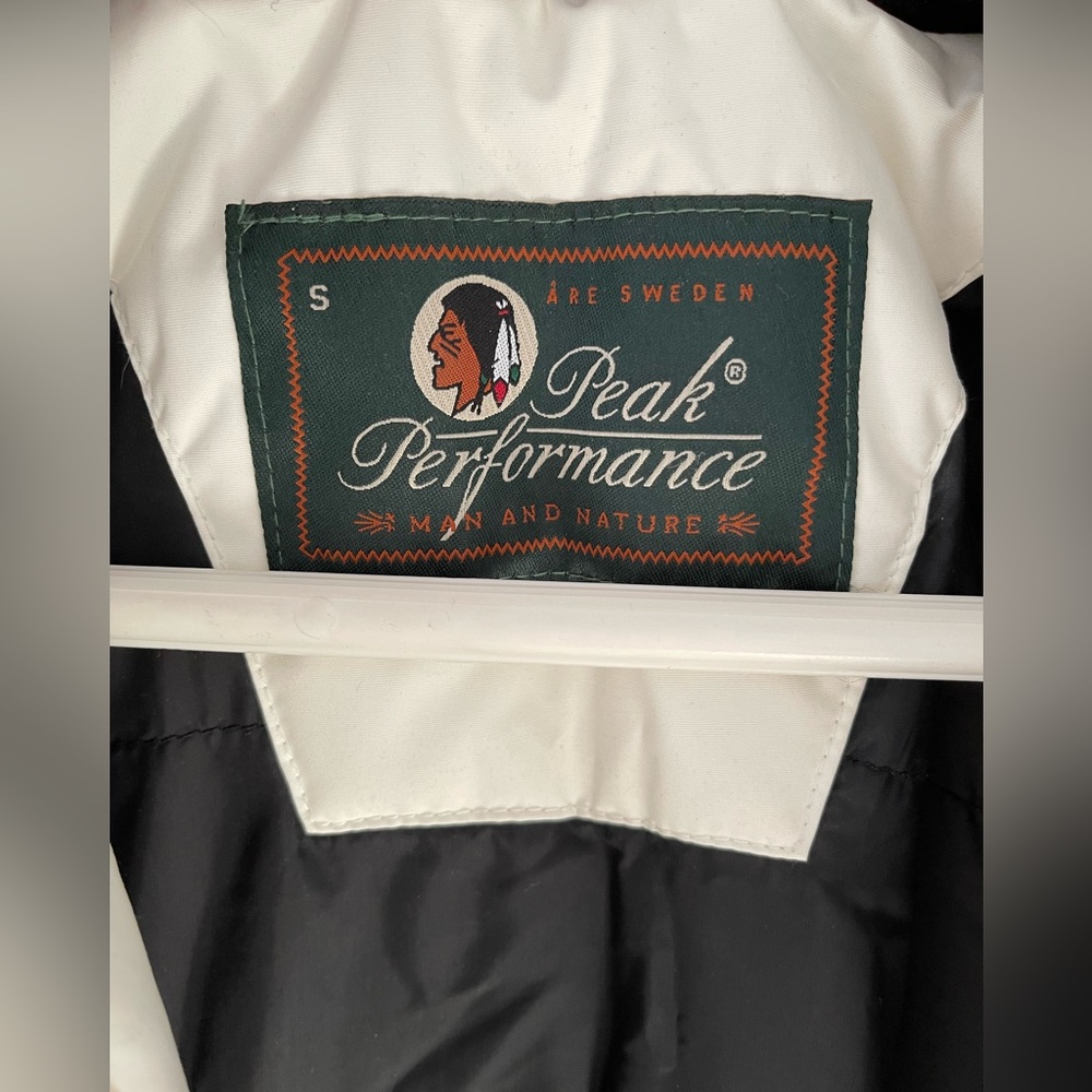 Peak Performance Woman’s Winter Jacket - Picture 3 of 10